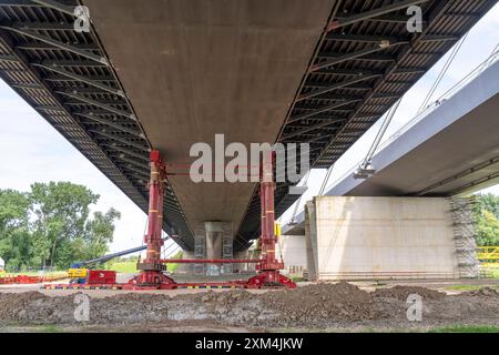 Abbruch der alten A40 Rheinbrücke Neuenkamp, daneben der erste Teil der neuen Autobahnbrücke über den Rhein bei Duisburg, temporäre Brückenstützen, nach dem Rückbau entsteht hier der 2 Teil der neuen Brücke, Duisburg, NRW, Deutschland, Abbruch Brücke Neuenkamp *** Abbruch der alten A40 Rheinbrücke Neuenkamp, daneben wird der erste Teil der neuen Autobahnbrücke über den Rhein bei Duisburg, provisorische Brückenstützen, nach dem Abbau des zweiten Teils der neuen Brücke hier, Duisburg, NRW, Deutschland, Abbruchbrücke Neuenkamp, errichtet Stockfoto