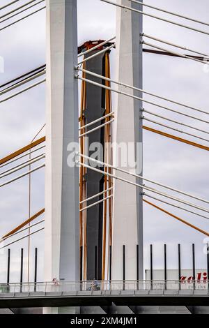 Abbruch der alten A40 Rheinbrücke Neuenkamp, daneben der erste Teil der neuen Autobahnbrücke über den Rhein bei Duisburg, abgetrennte Tragseile, nach dem Rückbau entsteht hier der 2 Teil der neuen Brücke, Duisburg, NRW, Deutschland, Abbruch Brücke Neuenkamp *** Abbruch der alten A40 Rheinbrücke Neuenkamp, daneben wird der erste Teil der neuen Rheinautobrücke bei Duisburg, abgetrennte Hängeleitungen, nach dem Abbau des zweiten Teils der neuen Brücke hier, Duisburg, NRW, Deutschland, Abbruchbrücke Neuenkamp, errichtet Stockfoto