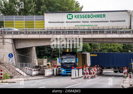 Autobahnbrücke der A40, Neubau, die alte Brücke war marode, über die Straße, Schlütershof, in Duisburg-Neuenkamp, starker Verkehr in Hafennähe, Duisburg, NRW, Deutschland, Autobahnbrücke *** A40, Neubau, die alte Brücke war baufällig, über die Straße, Schlütershof, in Duisburg Neuenkamp, starker Verkehr in Hafennähe, Duisburg, NRW, Deutschland, Autobahnbrücke Stockfoto