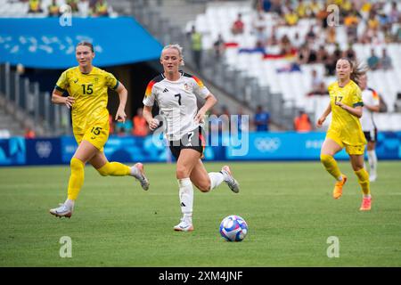 Lea Schueller (Deutschland, #07) am Ball vor Clare Hunt (Australien, #15), Clare Wheeler (Australien, #17), FRA, Olympische Spiele Paris 2024, Fussball Frauen, Deutschland (GER) vs Australien (aus), 1. Spieltag, Gruppe B, 25.07.2024 Foto: Eibner-Pressefoto/Michael Memmler Stockfoto