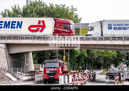 Autobahnbrücke der A40, Neubau, die alte Brücke war marode, über die Straße, Schlütershof, in Duisburg-Neuenkamp, starker Verkehr in Hafennähe, Duisburg, NRW, Deutschland, Autobahnbrücke *** A40, Neubau, die alte Brücke war baufällig, über die Straße, Schlütershof, in Duisburg Neuenkamp, starker Verkehr in Hafennähe, Duisburg, NRW, Deutschland, Autobahnbrücke Stockfoto