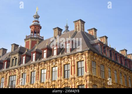 Lille, Frankreich, Europa, ehemaliger Börsenplatz in einem prächtigen Renaissancebau mit Innenhof und goldener Quecksilberstatue auf dem Stockfoto