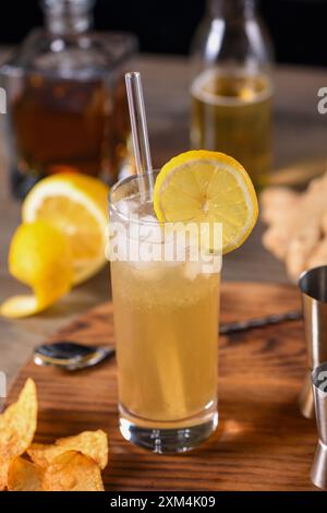 Whiskey-Cocktail mit Ingwerbier, garniert mit Zitrone Stockfoto