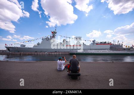 St. Petersburg, Russland. Juli 2024. Der chinesische Zerstörer Jiaozuo wurde am Leutnant Schmidt Embankment in St. Petersburg gesehen. Der Zerstörer Jiaozuo der chinesischen Marine erschien in St. Petersburg und wird am 28. Juli an der Marineparade teilnehmen. (Foto von Artem Priakhin/SOPA Images/SIPA USA) Credit: SIPA USA/Alamy Live News Stockfoto