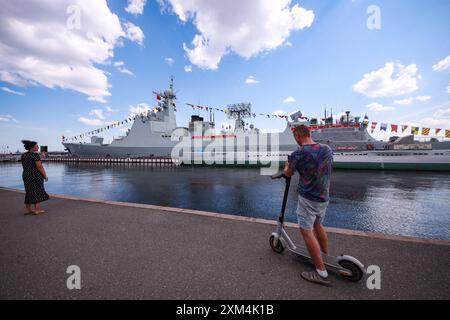 St. Petersburg, Russland. Juli 2024. Der chinesische Zerstörer Jiaozuo wurde am Leutnant Schmidt Embankment in St. Petersburg gesehen. Der Zerstörer Jiaozuo der chinesischen Marine erschien in St. Petersburg und wird am 28. Juli an der Marineparade teilnehmen. (Foto von Artem Priakhin/SOPA Images/SIPA USA) Credit: SIPA USA/Alamy Live News Stockfoto