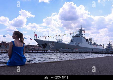 St. Petersburg, Russland. Juli 2024. Der chinesische Zerstörer Jiaozuo wurde am Leutnant Schmidt Embankment in St. Petersburg gesehen. Der Zerstörer Jiaozuo der chinesischen Marine erschien in St. Petersburg und wird am 28. Juli an der Marineparade teilnehmen. (Foto von Artem Priakhin/SOPA Images/SIPA USA) Credit: SIPA USA/Alamy Live News Stockfoto