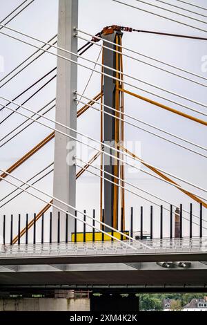 Abbruch der alten A40 Rheinbrücke Neuenkamp, daneben der erste Teil der neuen Autobahnbrücke über den Rhein bei Duisburg, abgetrennte Tragseile, nach dem Rückbau entsteht hier der 2 Teil der neuen Brücke, Duisburg, NRW, Deutschland, Abbruch Brücke Neuenkamp *** Abbruch der alten A40 Rheinbrücke Neuenkamp, daneben wird der erste Teil der neuen Rheinautobrücke bei Duisburg, abgetrennte Hängeleitungen, nach dem Abbau des zweiten Teils der neuen Brücke hier, Duisburg, NRW, Deutschland, Abbruchbrücke Neuenkamp, errichtet Stockfoto