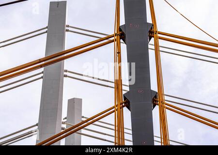 Abbruch der alten A40 Rheinbrücke Neuenkamp, daneben der erste Teil der neuen Autobahnbrücke über den Rhein bei Duisburg, abgetrennte Tragseile, nach dem Rückbau entsteht hier der 2 Teil der neuen Brücke, Duisburg, NRW, Deutschland, Abbruch Brücke Neuenkamp *** Abbruch der alten A40 Rheinbrücke Neuenkamp, daneben wird der erste Teil der neuen Rheinautobrücke bei Duisburg, abgetrennte Hängeleitungen, nach dem Abbau des zweiten Teils der neuen Brücke hier, Duisburg, NRW, Deutschland, Abbruchbrücke Neuenkamp, errichtet Stockfoto