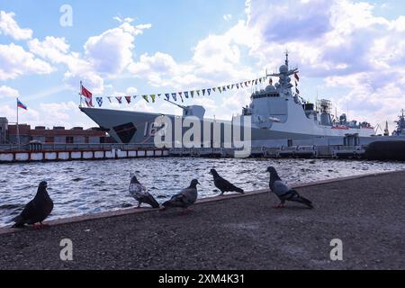 St. Petersburg, Russland. Juli 2024. Der chinesische Zerstörer Jiaozuo wurde am Leutnant Schmidt Embankment in St. Petersburg gesehen. Der Zerstörer Jiaozuo der chinesischen Marine erschien in St. Petersburg und wird am 28. Juli an der Marineparade teilnehmen. (Foto von Artem Priakhin/SOPA Images/SIPA USA) Credit: SIPA USA/Alamy Live News Stockfoto