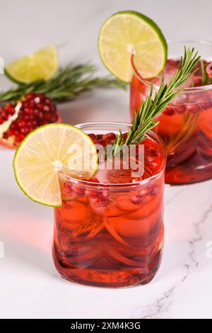 Der Pomegranate Paloma ist ein klassischer Cocktail mit Grenadine, Limonade und einer großzügigen Dosis Tequila oder Gin. Ideal für Feiertage. Stockfoto