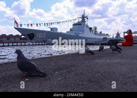 St. Petersburg, Russland. Juli 2024. Der chinesische Zerstörer Jiaozuo wurde am Leutnant Schmidt Embankment in St. Petersburg gesehen. Der Zerstörer Jiaozuo der chinesischen Marine erschien in St. Petersburg und wird am 28. Juli an der Marineparade teilnehmen. (Credit Image: © Artem Priakhin/SOPA Images via ZUMA Press Wire) NUR REDAKTIONELLE VERWENDUNG! Nicht für kommerzielle ZWECKE! Stockfoto