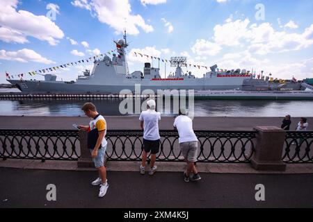 St. Petersburg, Russland. Juli 2024. Der chinesische Zerstörer Jiaozuo wurde am Leutnant Schmidt Embankment in St. Petersburg gesehen. Der Zerstörer Jiaozuo der chinesischen Marine erschien in St. Petersburg und wird am 28. Juli an der Marineparade teilnehmen. (Credit Image: © Artem Priakhin/SOPA Images via ZUMA Press Wire) NUR REDAKTIONELLE VERWENDUNG! Nicht für kommerzielle ZWECKE! Stockfoto