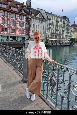 Illustration des touristischen Inhalts. Wunderschöner Blick auf die Straßen der Stadt, Zentrum der Stadt. Urlaub in Luzern, Schweiz Stockfoto