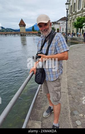 Reifer Mann mit Kamera am Ufer der Reuss in Luzern, Schweiz Stockfoto