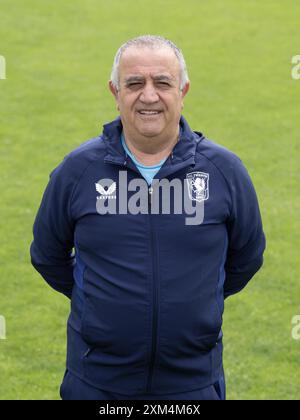 ENSCHEDE - FC Twente Equipment man Jacob Malki während der Presseveröffentlichung des FC Twente im Hengelo Trainingszentrum am 25. Juli 2024 in Enschede, Niederlande. ANP | Hollandse Hoogte | GERRIT VAN COLOGNE Stockfoto