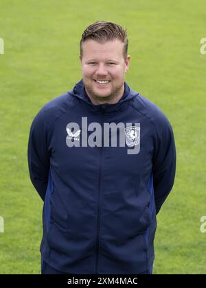 ENSCHEDE - Videoanalyst Davey de Jonge während der Pressemitteilung des FC Twente im Hengelo Trainingszentrum am 25. Juli 2024 in Enschede, Niederlande. ANP | Hollandse Hoogte | GERRIT VAN COLOGNE Stockfoto