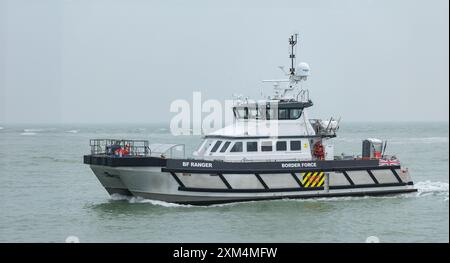 Folkestone, Kent, großbritannien 1. August 2023 Küstenpatrouillenboot der britischen Border Force, Alert Rückkehr zum Hafen von Folkestone Stockfoto