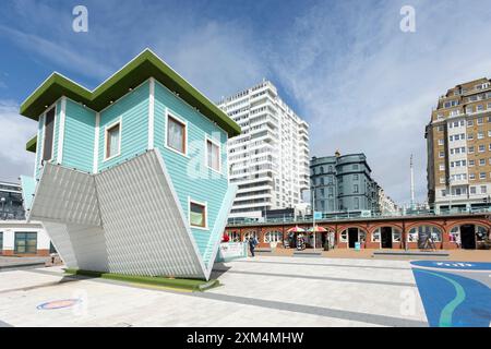 Brighton, vereinigtes Königreich, 23. August 2022 das verkehrte Haus an der Küste von Brighton Stockfoto