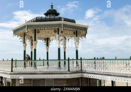 Brighton, vereinigtes Königreich, 23. August 2022 berühmter Vintage-Bandstand an der Strandpromenade von brighton Stockfoto