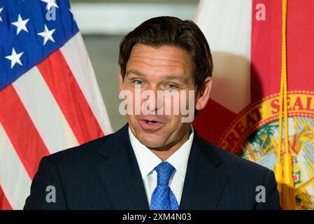 Aventura, Usa. Juli 2024. Florida Gouverneur Ron DeSantis gibt am 25. Juli 2024 in Aventura, Florida, den Back-to-School Sales Tax Holiday in Mo's Bagels & Deli bekannt. (Foto: Michele Eve Sandberg/SIPA USA) Credit: SIPA USA/Alamy Live News Stockfoto