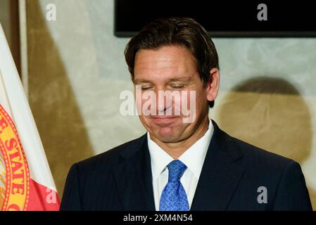 Aventura, Usa. Juli 2024. Florida Gouverneur Ron DeSantis gibt am 25. Juli 2024 in Aventura, Florida, den Back-to-School Sales Tax Holiday in Mo's Bagels & Deli bekannt. (Foto: Michele Eve Sandberg/SIPA USA) Credit: SIPA USA/Alamy Live News Stockfoto