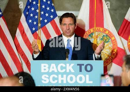 Aventura, Usa. Juli 2024. Florida Gouverneur Ron DeSantis gibt am 25. Juli 2024 in Aventura, Florida, den Back-to-School Sales Tax Holiday in Mo's Bagels & Deli bekannt. (Foto: Michele Eve Sandberg/SIPA USA) Credit: SIPA USA/Alamy Live News Stockfoto