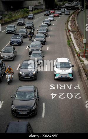 Paris, Frankreich. Juli 2024. Während der Olympischen Spiele 2024 in Paris ist eine Fahrspur auf der Pariser Ringstraße (Périphérique) ausschließlich für akkreditierte Fahrzeuge (Athleten, offizielle Delegationen, Rettungsfahrzeuge, öffentliche Verkehrsmittel usw.) in Paris reserviert. Frankreich am 26. Juli 2023. Foto: Christophe Geyres/ABACAPRESS. COM Credit: Abaca Press/Alamy Live News Stockfoto