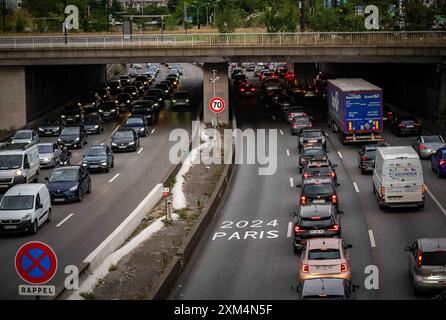 Paris, Frankreich. Juli 2024. Während der Olympischen Spiele 2024 in Paris ist eine Fahrspur auf der Pariser Ringstraße (Périphérique) ausschließlich für akkreditierte Fahrzeuge (Athleten, offizielle Delegationen, Rettungsfahrzeuge, öffentliche Verkehrsmittel usw.) in Paris reserviert. Frankreich am 26. Juli 2023. Foto: Christophe Geyres/ABACAPRESS. COM Credit: Abaca Press/Alamy Live News Stockfoto