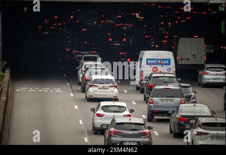 Paris, Frankreich. Juli 2024. Während der Olympischen Spiele 2024 in Paris ist eine Fahrspur auf der Pariser Ringstraße (Périphérique) ausschließlich für akkreditierte Fahrzeuge (Athleten, offizielle Delegationen, Rettungsfahrzeuge, öffentliche Verkehrsmittel usw.) in Paris reserviert. Frankreich am 26. Juli 2023. Foto: Christophe Geyres/ABACAPRESS. COM Credit: Abaca Press/Alamy Live News Stockfoto