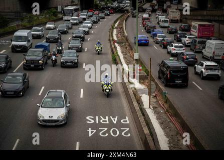 Paris, Frankreich. Juli 2024. Während der Olympischen Spiele 2024 in Paris ist eine Fahrspur auf der Pariser Ringstraße (Périphérique) ausschließlich für akkreditierte Fahrzeuge (Athleten, offizielle Delegationen, Rettungsfahrzeuge, öffentliche Verkehrsmittel usw.) in Paris reserviert. Frankreich am 26. Juli 2023. Foto: Christophe Geyres/ABACAPRESS. COM Credit: Abaca Press/Alamy Live News Stockfoto