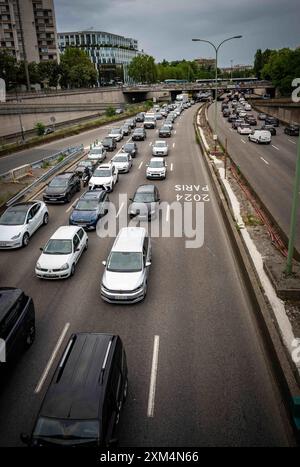 Paris, Frankreich. Juli 2024. Während der Olympischen Spiele 2024 in Paris ist eine Fahrspur auf der Pariser Ringstraße (Périphérique) ausschließlich für akkreditierte Fahrzeuge (Athleten, offizielle Delegationen, Rettungsfahrzeuge, öffentliche Verkehrsmittel usw.) in Paris reserviert. Frankreich am 26. Juli 2023. Foto: Christophe Geyres/ABACAPRESS. COM Credit: Abaca Press/Alamy Live News Stockfoto