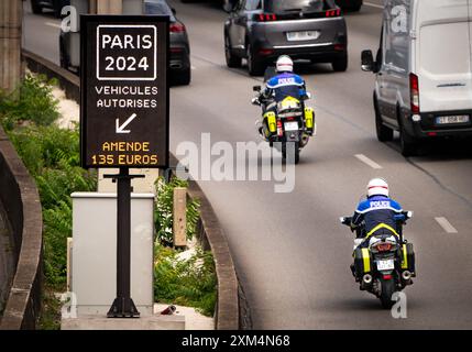 Paris, Frankreich. Juli 2024. Während der Olympischen Spiele 2024 in Paris ist eine Fahrspur auf der Pariser Ringstraße (Périphérique) ausschließlich für akkreditierte Fahrzeuge (Athleten, offizielle Delegationen, Rettungsfahrzeuge, öffentliche Verkehrsmittel usw.) in Paris reserviert. Frankreich am 26. Juli 2023. Foto: Christophe Geyres/ABACAPRESS. COM Credit: Abaca Press/Alamy Live News Stockfoto