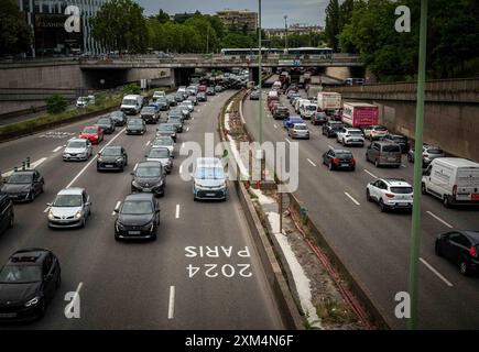 Paris, Frankreich. Juli 2024. Während der Olympischen Spiele 2024 in Paris ist eine Fahrspur auf der Pariser Ringstraße (Périphérique) ausschließlich für akkreditierte Fahrzeuge (Athleten, offizielle Delegationen, Rettungsfahrzeuge, öffentliche Verkehrsmittel usw.) in Paris reserviert. Frankreich am 26. Juli 2023. Foto: Christophe Geyres/ABACAPRESS. COM Credit: Abaca Press/Alamy Live News Stockfoto