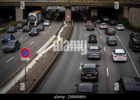 Paris, Frankreich. Juli 2024. Während der Olympischen Spiele 2024 in Paris ist eine Fahrspur auf der Pariser Ringstraße (Périphérique) ausschließlich für akkreditierte Fahrzeuge (Athleten, offizielle Delegationen, Rettungsfahrzeuge, öffentliche Verkehrsmittel usw.) in Paris reserviert. Frankreich am 26. Juli 2023. Foto: Christophe Geyres/ABACAPRESS. COM Credit: Abaca Press/Alamy Live News Stockfoto