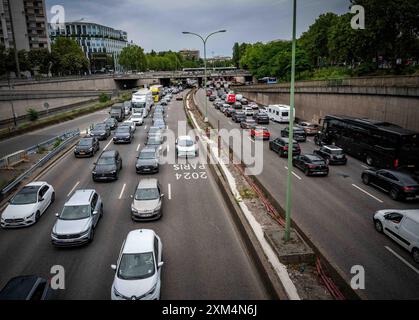 Paris, Frankreich. Juli 2024. Während der Olympischen Spiele 2024 in Paris ist eine Fahrspur auf der Pariser Ringstraße (Périphérique) ausschließlich für akkreditierte Fahrzeuge (Athleten, offizielle Delegationen, Rettungsfahrzeuge, öffentliche Verkehrsmittel usw.) in Paris reserviert. Frankreich am 26. Juli 2023. Foto: Christophe Geyres/ABACAPRESS. COM Credit: Abaca Press/Alamy Live News Stockfoto