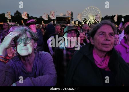 Malmesbury, England, Großbritannien. Juli 2024. Das WOMAD (World of Music, Arts and Dance) Festival beginnt im Charlton Park, Wiltshire, wo es um die globale Musik, Kunst und Kultur geht. Die Veranstaltung bietet Auftritte internationaler Künstler, Workshops, Imbissstände und vielfältige kulturelle Darbietungen, die den Teilnehmern ein lebendiges und immersives Erlebnis bieten. (Kreditbild: © Joao Daniel Pereira/ZUMA Press Wire) NUR REDAKTIONELLE VERWENDUNG! Nicht für kommerzielle ZWECKE! Stockfoto