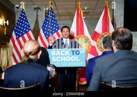 Aventura, Usa. Juli 2024. Florida Gouverneur Ron DeSantis gibt am 25. Juli 2024 in Aventura, Florida, den Back-to-School Sales Tax Holiday in Mo's Bagels & Deli bekannt. (Foto: Michele Eve Sandberg/SIPA USA) Credit: SIPA USA/Alamy Live News Stockfoto