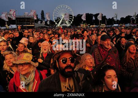 Malmesbury, England, Großbritannien. Juli 2024. Das WOMAD (World of Music, Arts and Dance) Festival beginnt im Charlton Park, Wiltshire, wo es um die globale Musik, Kunst und Kultur geht. Die Veranstaltung bietet Auftritte internationaler Künstler, Workshops, Imbissstände und vielfältige kulturelle Darbietungen, die den Teilnehmern ein lebendiges und immersives Erlebnis bieten. (Kreditbild: © Joao Daniel Pereira/ZUMA Press Wire) NUR REDAKTIONELLE VERWENDUNG! Nicht für kommerzielle ZWECKE! Stockfoto