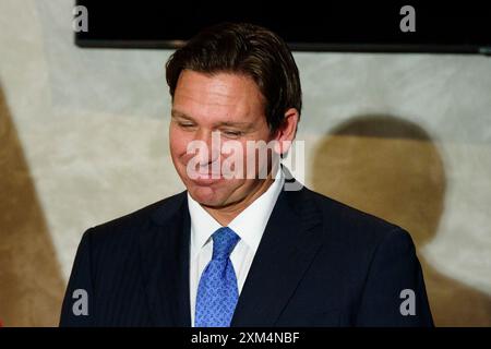 Aventura, Usa. Juli 2024. Florida Gouverneur Ron DeSantis gibt am 25. Juli 2024 in Aventura, Florida, den Back-to-School Sales Tax Holiday in Mo's Bagels & Deli bekannt. (Foto: Michele Eve Sandberg/SIPA USA) Credit: SIPA USA/Alamy Live News Stockfoto