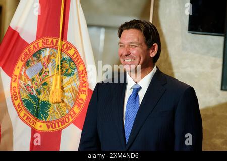 Aventura, Usa. Juli 2024. Florida Gouverneur Ron DeSantis gibt am 25. Juli 2024 in Aventura, Florida, den Back-to-School Sales Tax Holiday in Mo's Bagels & Deli bekannt. (Foto: Michele Eve Sandberg/SIPA USA) Credit: SIPA USA/Alamy Live News Stockfoto