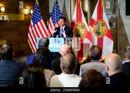 Aventura, Usa. Juli 2024. Florida Gouverneur Ron DeSantis gibt am 25. Juli 2024 in Aventura, Florida, den Back-to-School Sales Tax Holiday in Mo's Bagels & Deli bekannt. (Foto: Michele Eve Sandberg/SIPA USA) Credit: SIPA USA/Alamy Live News Stockfoto