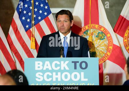 Aventura, Usa. Juli 2024. Florida Gouverneur Ron DeSantis gibt am 25. Juli 2024 in Aventura, Florida, den Back-to-School Sales Tax Holiday in Mo's Bagels & Deli bekannt. (Foto: Michele Eve Sandberg/SIPA USA) Credit: SIPA USA/Alamy Live News Stockfoto