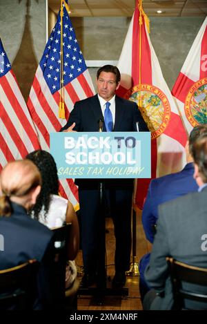 Aventura, Usa. Juli 2024. Florida Gouverneur Ron DeSantis gibt am 25. Juli 2024 in Aventura, Florida, den Back-to-School Sales Tax Holiday in Mo's Bagels & Deli bekannt. (Foto: Michele Eve Sandberg/SIPA USA) Credit: SIPA USA/Alamy Live News Stockfoto