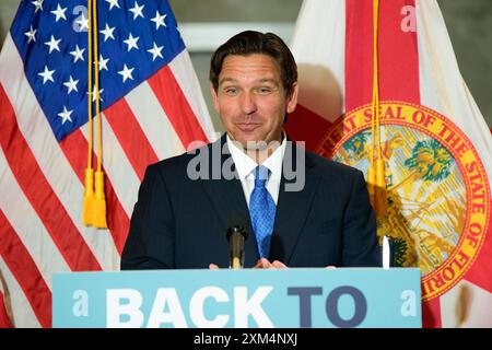 Aventura, Usa. Juli 2024. Florida Gouverneur Ron DeSantis gibt am 25. Juli 2024 in Aventura, Florida, den Back-to-School Sales Tax Holiday in Mo's Bagels & Deli bekannt. (Foto: Michele Eve Sandberg/SIPA USA) Credit: SIPA USA/Alamy Live News Stockfoto