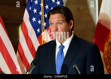 Aventura, Usa. Juli 2024. Florida Gouverneur Ron DeSantis gibt am 25. Juli 2024 in Aventura, Florida, den Back-to-School Sales Tax Holiday in Mo's Bagels & Deli bekannt. (Foto: Michele Eve Sandberg/SIPA USA) Credit: SIPA USA/Alamy Live News Stockfoto