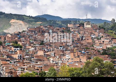 Medellin, Antioquia - Kolumbien - 22. Oktober 2023. Die Gemeinde 13 oder San Javier, die sich im Westen der Stadt befindet, besteht aus 18 Stadtteilen. Stockfoto