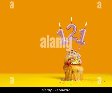 Geburtstagsfeier mit Cupcake - Kerzennummer 121 Stockfoto