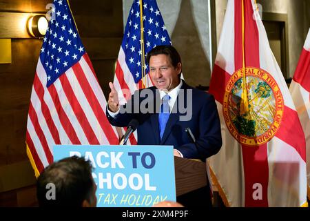 Aventura, Usa. Juli 2024. Florida Gouverneur Ron DeSantis gibt am 25. Juli 2024 in Aventura, Florida, den Back-to-School Sales Tax Holiday in Mo's Bagels & Deli bekannt. (Foto: Michele Eve Sandberg/SIPA USA) Credit: SIPA USA/Alamy Live News Stockfoto