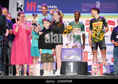 Herentals, Belgien. Juli 2024. Der Brite Mark Cavendish von Astana Qazaqstan und seine Kinder, der eritreische Biniam Girmay Hailu von Intermarche-Wanty und der belgische Arnaud de Lie von Lotto Dstny auf dem Podium nach dem Radrennen "Natourkriterium Herentals" am Donnerstag, den 25. Juli 2024 in Herentals. Der Wettbewerb ist Teil der traditionellen „Kriterien“, bei denen vor allem Radfahrer auf der Tour de France teilnehmen. BELGA PHOTO MAARTEN STRAETEMANS Credit: Belga News Agency/Alamy Live News Stockfoto