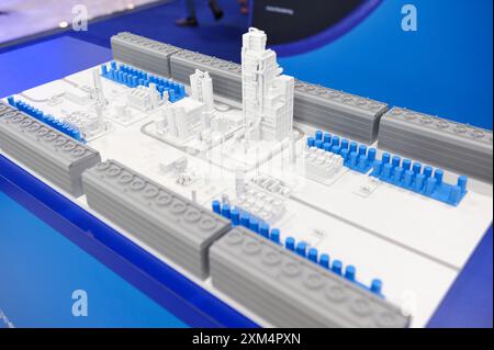 Die alle zwei Jahre stattfindende Flugschau, die ab dem 22-26. Juli stattfindet, ist ein Schaufenster für führende Innovatoren und die globale Luft- und Raumfahrt, Zivilluftfahrt und Verteidigung. Es ist das größte seiner Art und zieht zivile und militärische Käufer aus der ganzen Welt an. Bildinfo: Ein maßstabsgetreues Modell der Statos CO2 Direct Air Capture Plant, das in den Handelspavillons zu sehen ist. Die FIA verfügt über 100 m2 Ausstellungsfläche mit 1500 Ausstellern sowie über eine statische und fliegende Flugzeugausstellung mit 87 Flugzeugen. Rund 80.000 Besucher besuchen die Show, und normalerweise werden Bestellungen im Wert von 192 Mrd. US-Dollar angekündigt. Stockfoto